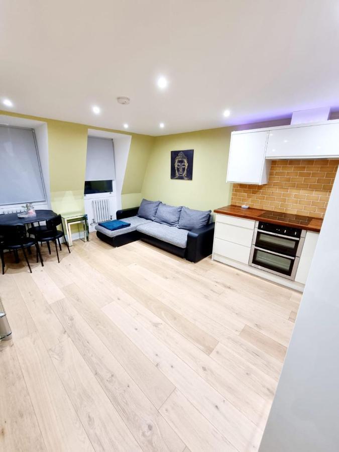 Stylish London Apartment With Terrace & Parking Exterior photo